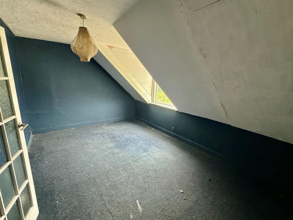 Lot: 160 - FIVE-BEDROOM HOUSE FOR REFURBISHMENT - Bedroom four